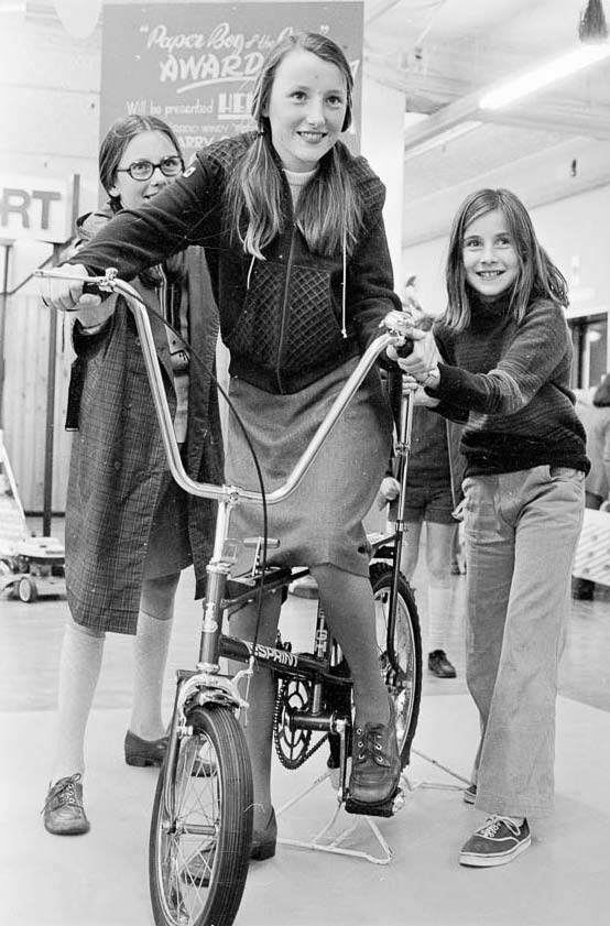 Girls with Sprint bicycle