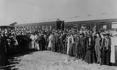 Photo of crowd beside Parliamentary train