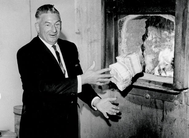 Feeding obsolete banknotes into a furnace