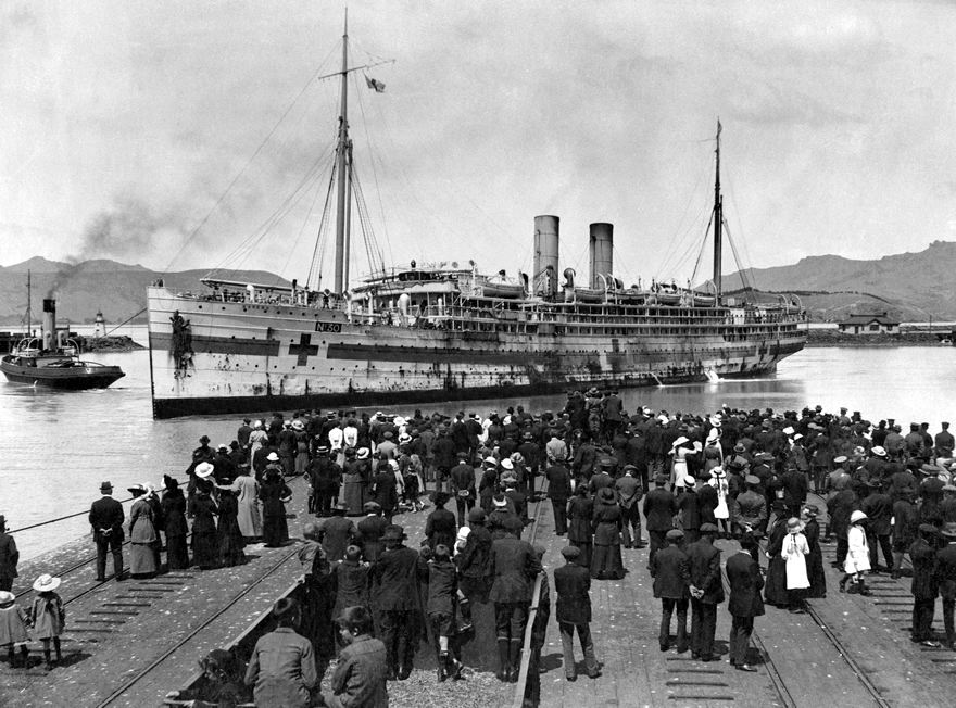 The <em>Maheno</em> brings patients to Lyttelton