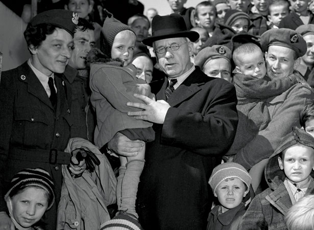Peter Fraser and Countess Wodzicka with Polish children