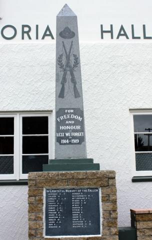 Dipton memorial detail