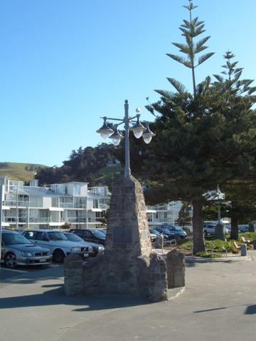 Sumner war memorial lamps