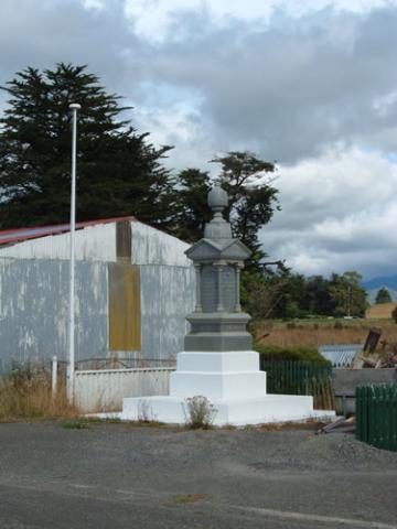 Makotuku memorial