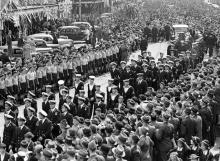 Crowds in Wellington welcoming the crew of HMS Achilles
