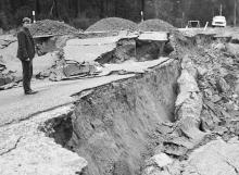 Damage to roads caused by Īnangahua earthquake