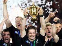  Richie McCaw lifts the Webb Ellis Cup
