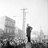 Tommy Wells addressing waterside workers, 1951