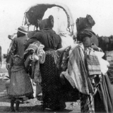 Mounted troops round up Boer family