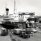 Cars rolling off the ferry <em>Maori</em> 