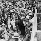 Farewelling troops at Lyttelton, 1940
