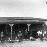 Reading the war news, 1915