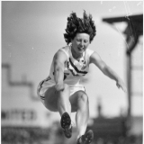 Yvette Williams jumping, 1954