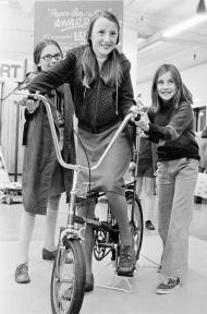 Girls with Sprint bicycle