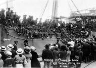 Farewelling troops in 1914