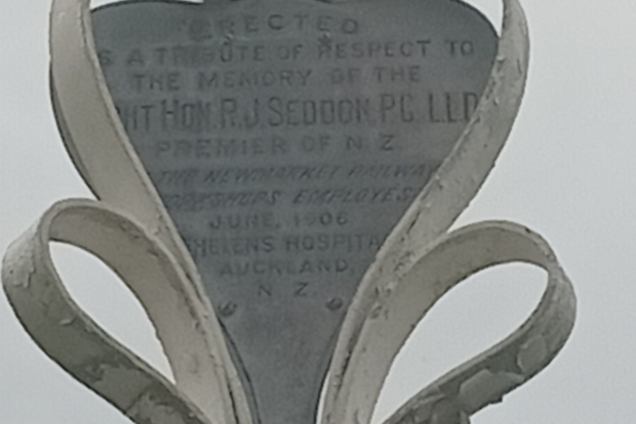 Plaque on lamp stating it was erected to memory of Rt Hon Richard Seddon by Newmarket railway employees in 1906