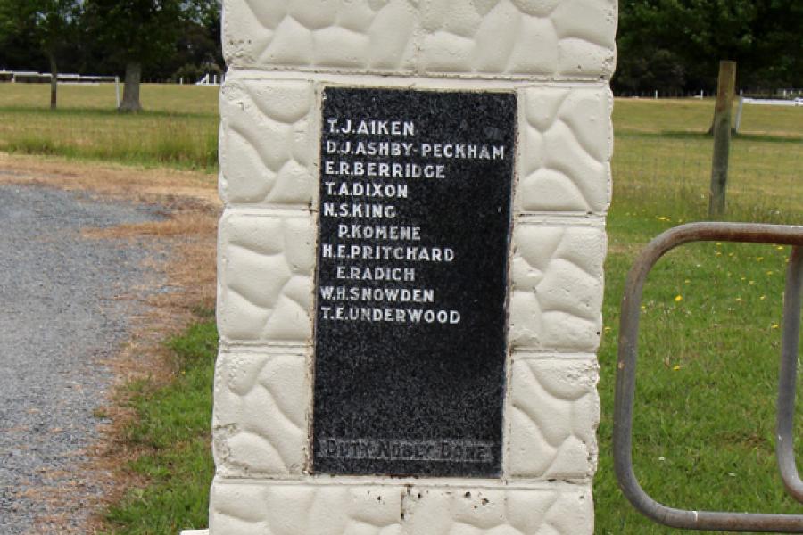 Arapohue memorial gate