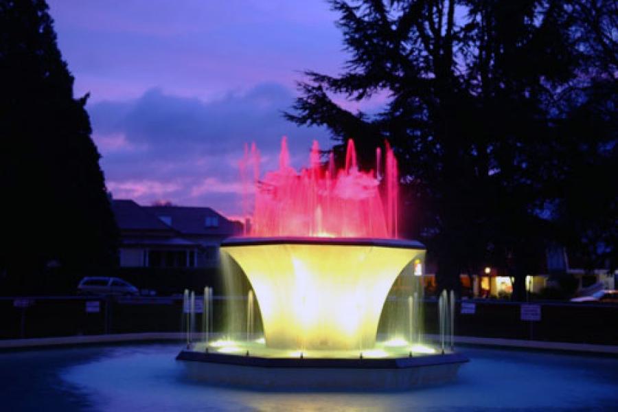 Blenheim war memorial fountain at night