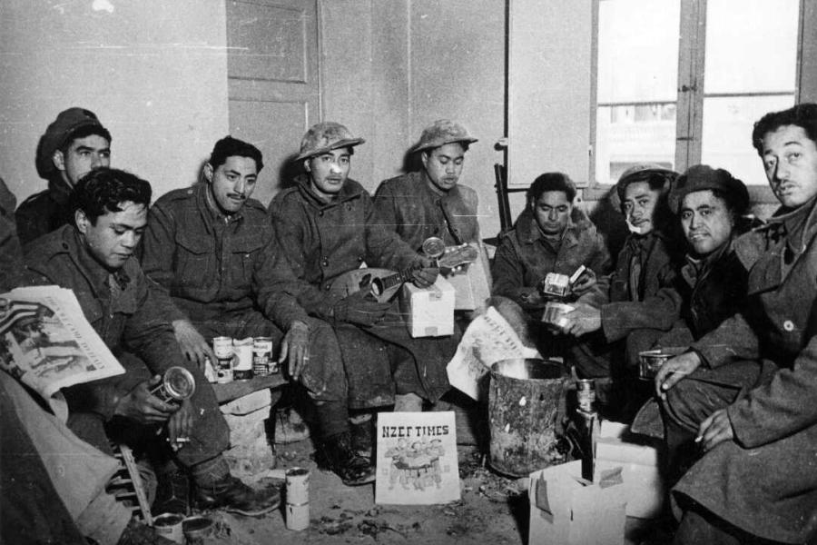28th (Māori) Battalion members unwrapping their Christmas parcels, Faenza, Italy, 1944.