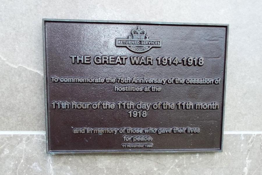 Bronze plaque with text under heading The Great War 1914-1918