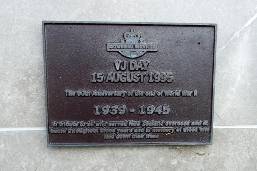 Bronze plaque with text under heading VJ Day 15 August 1995