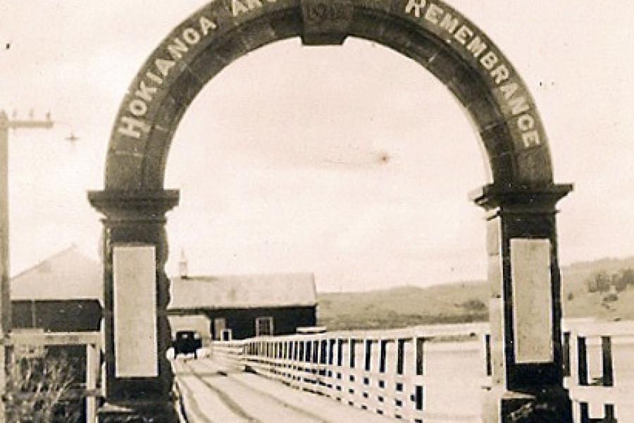 The original Hokianga Arch of Rememberance, dedicated in 1927