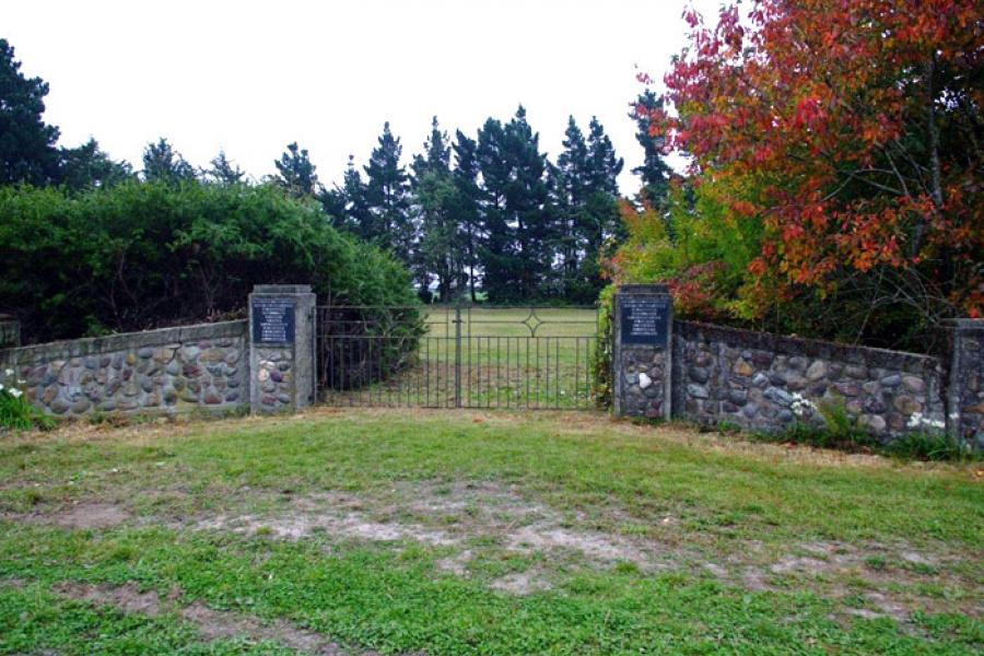 Mead war memorial gates