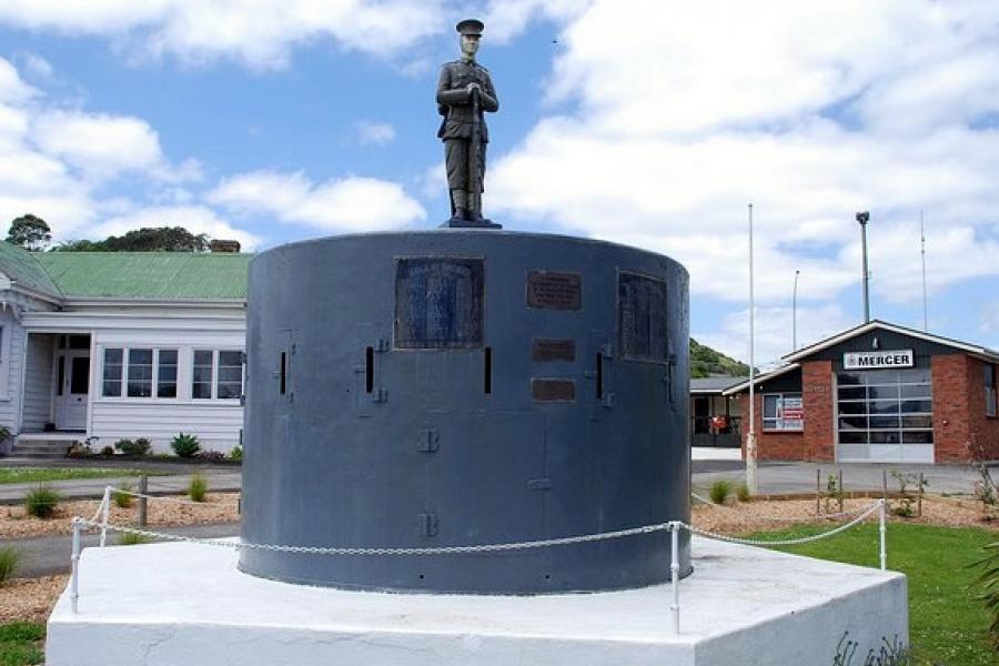 Pioneer gun turret and war memorial