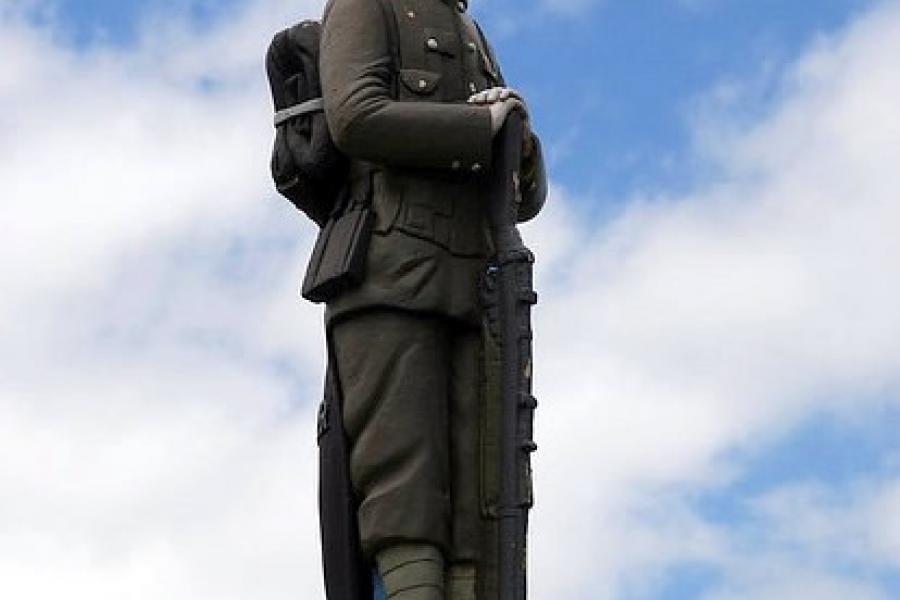 Pioneer gun turret and war memorial