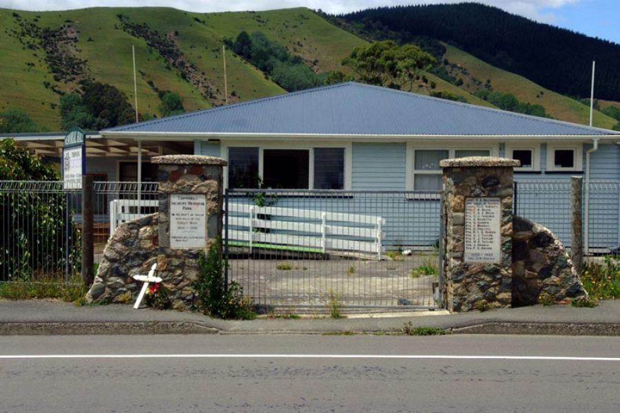 Tapawera war memorial gates
