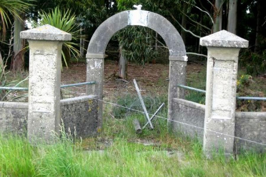 Detail of the memorial gates outside Tuapeka West School