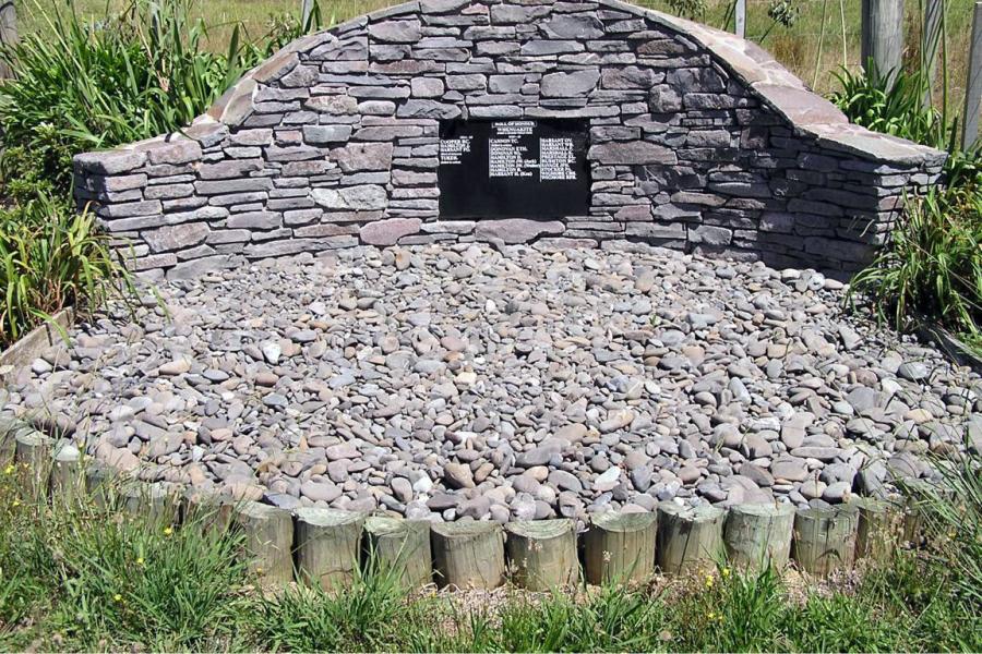 Whenuakite memorials