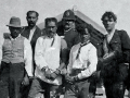 Rua Kēnana and his son Whatu, handcuffed