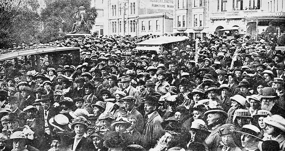 Dunedin recruiting crowd, 1916