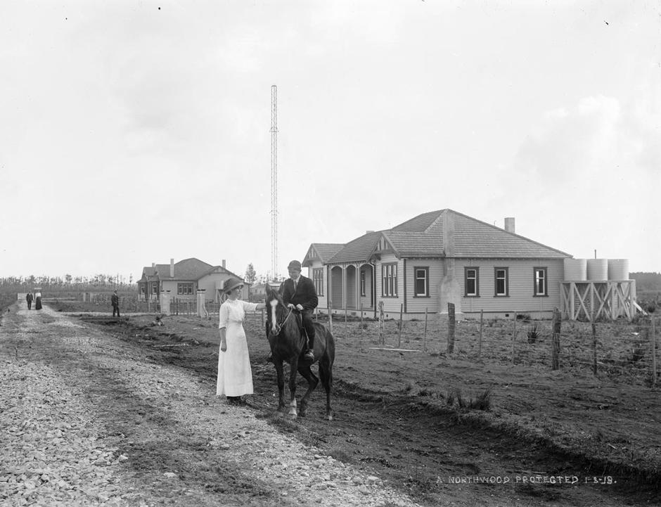 Long-distance wireless stations 