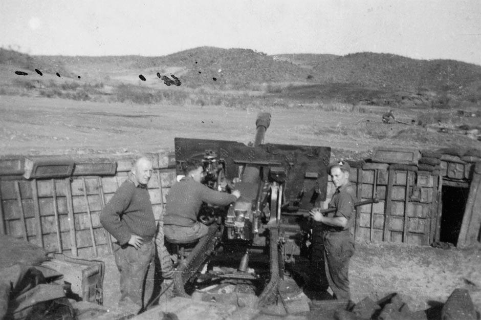 25-pounder in action in Korea