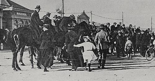 Feilding special constables depart for Wellington
