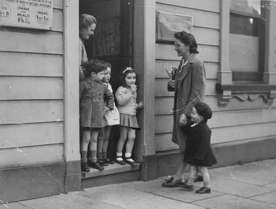 Mother and child visiting a Free Kindergarten