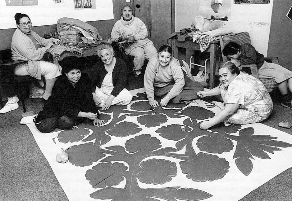 PASCIFICA women showing traditional weaving and bags