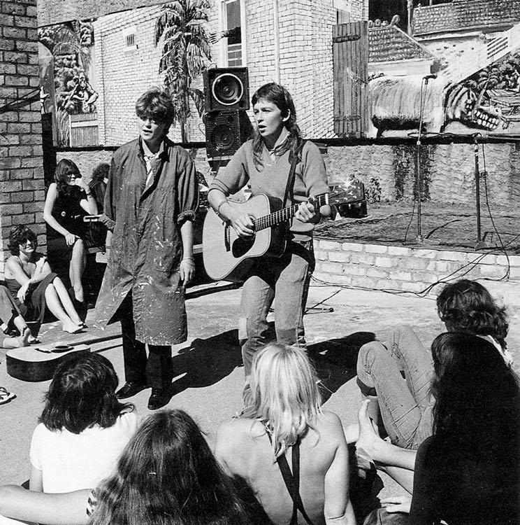 Topp Twins performing