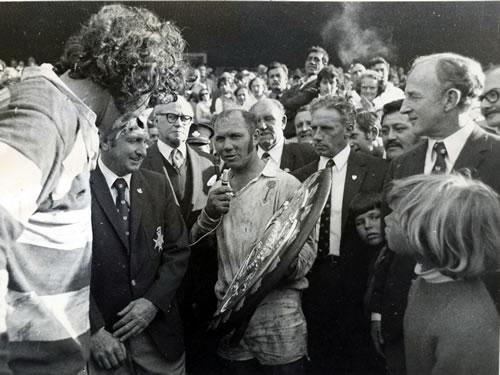 Sid Going hands over the Ranfurly Shield to Auckland