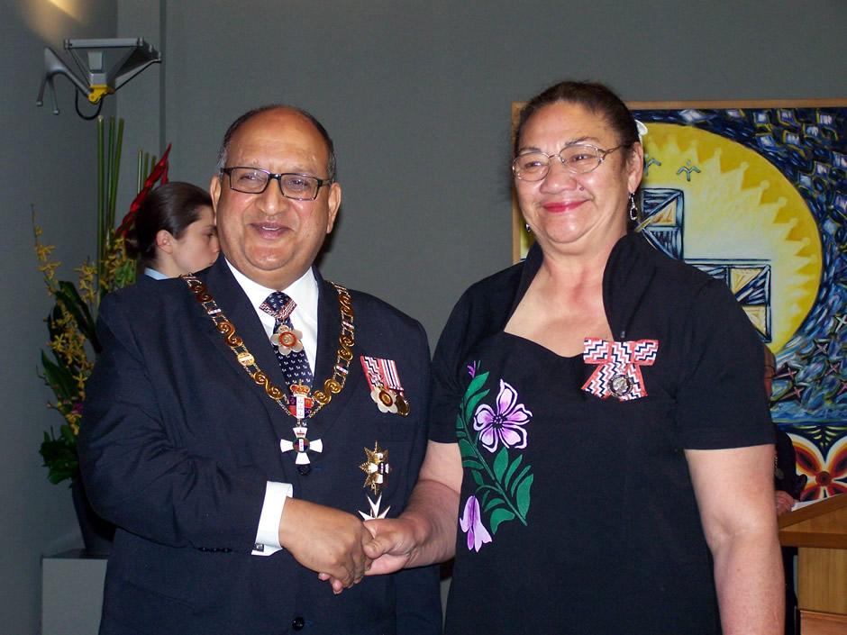Vaoga Lelefua Mary Watts receiving award from GG