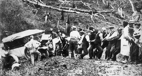 Mud-bound parliamentarians, 1917