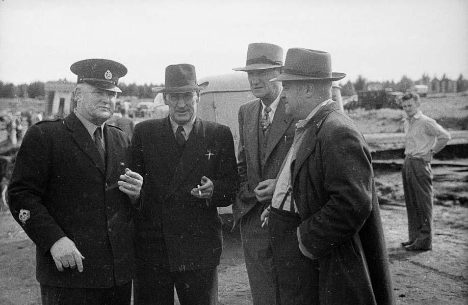 Rescue party officials at Tangiwai
