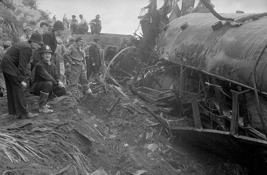 Police by Tangiwai train wreckage