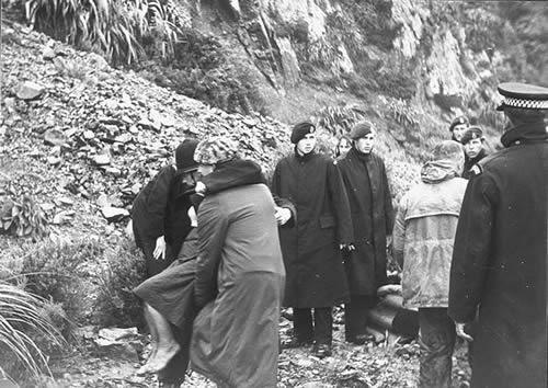 Police assisting <em>Wahine</em> survivors