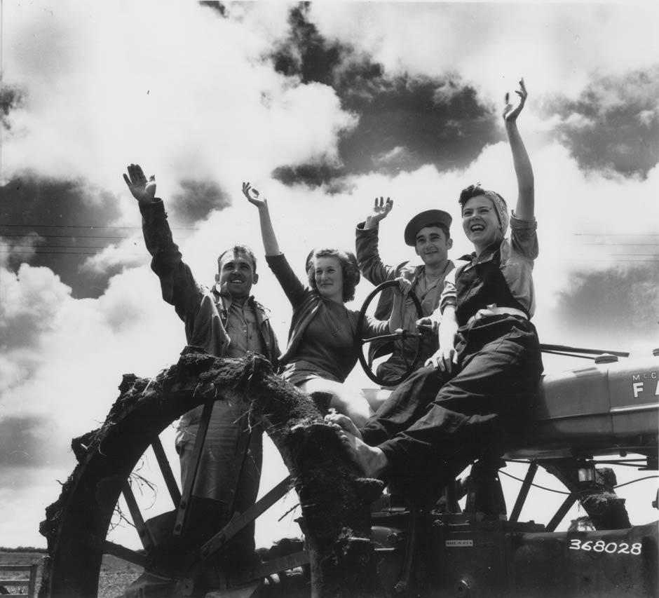 American servicemen with 'land girls'