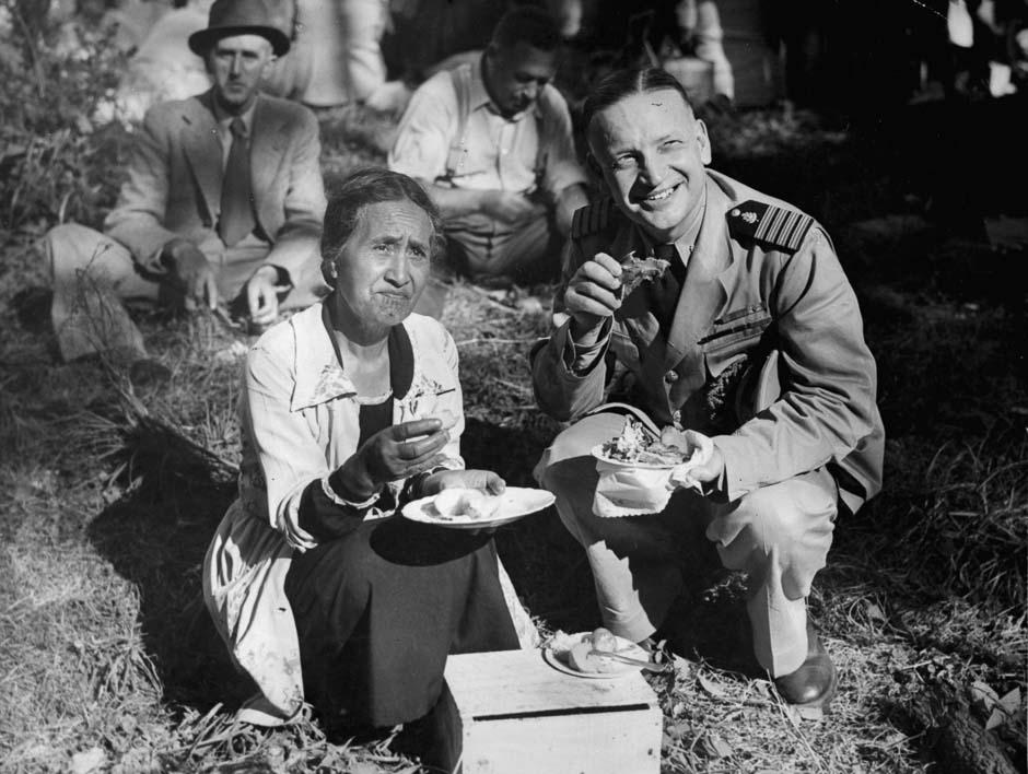 American officer and Tainui kuia 