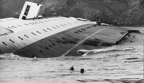 Divers inspecting the sunken <em>Wahine</em>