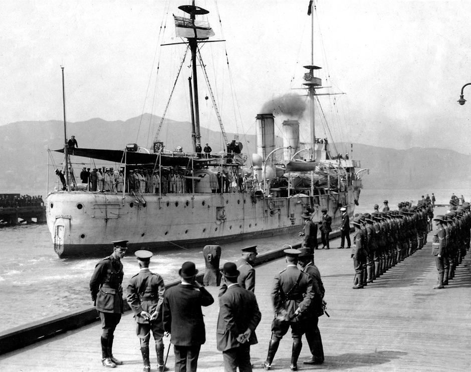 HMS <em>Philomel</em> berthing at Wellington